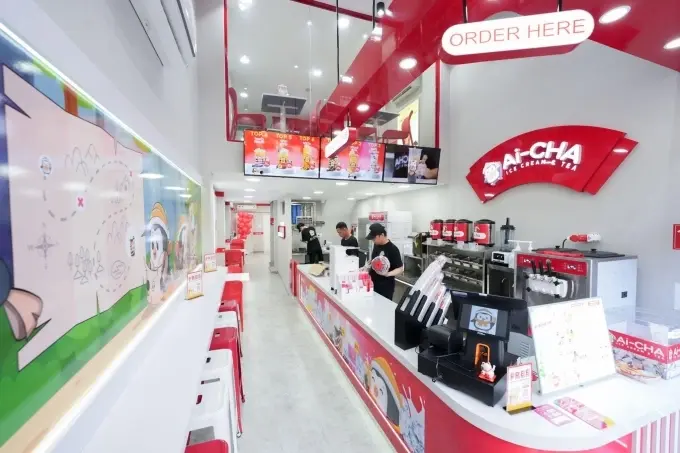 Không gian bên trong cửa hàng Ai-Cha với quầy pha chế và nhân viên phục vụ