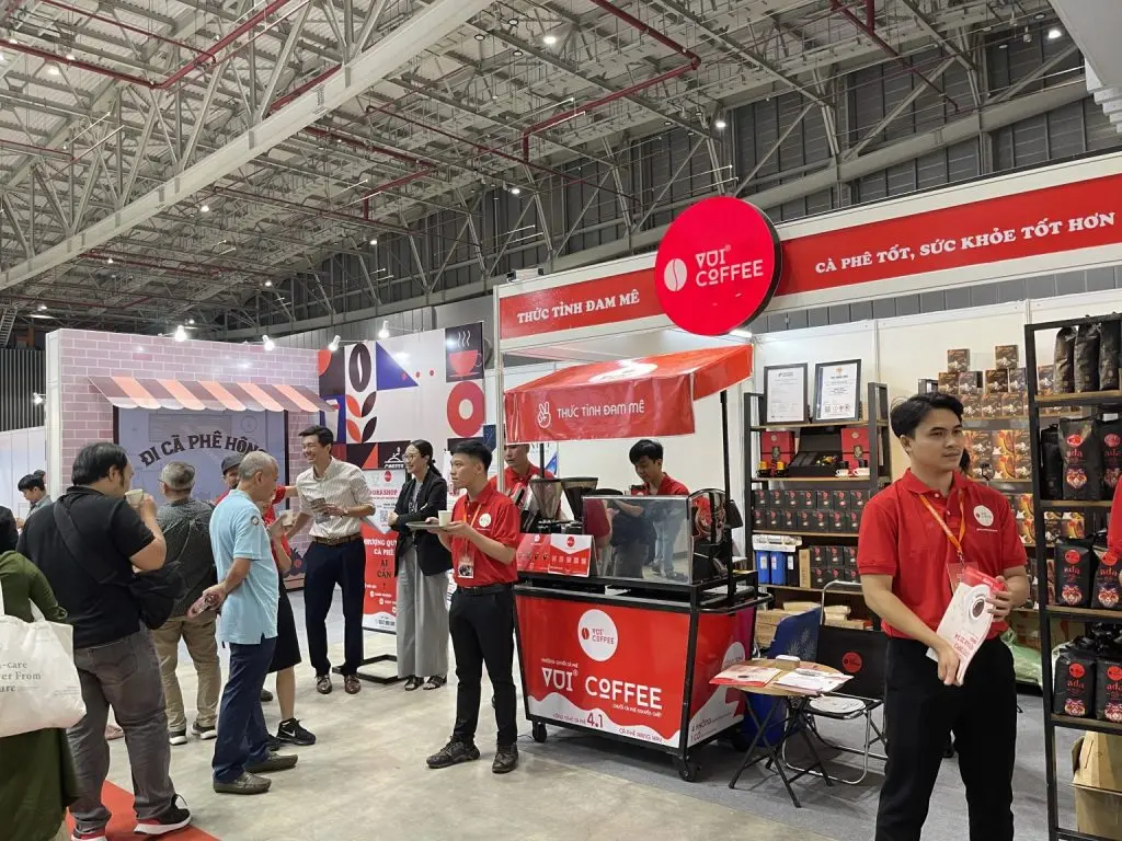 Gian hàng VUI Coffee tại hội chợ Expo 2024 với đội ngũ nhân viên áo đỏ phục vụ khách tham quan